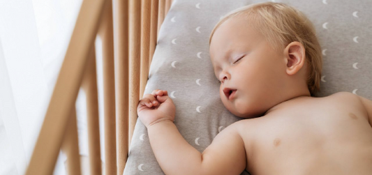 ¡Mi bebé se despierta a los 30-40 minutos de siesta!, ¿es normal?