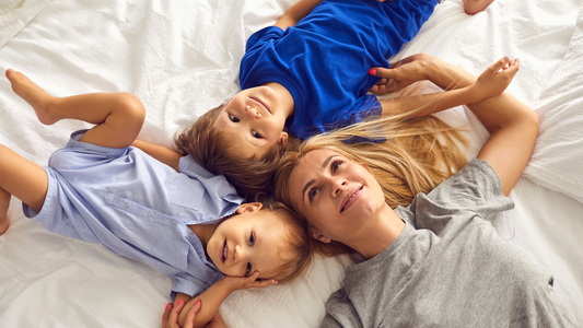 Rutina de sueño en vacaciones: ¿qué hacer cuando los niños comparten la habitación y se acuestan a distinta hora?